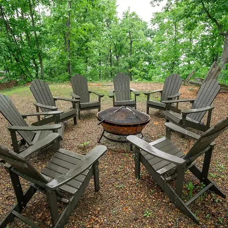 Cozy Cabin Retreat Hot Tub & Scenic Surroundings